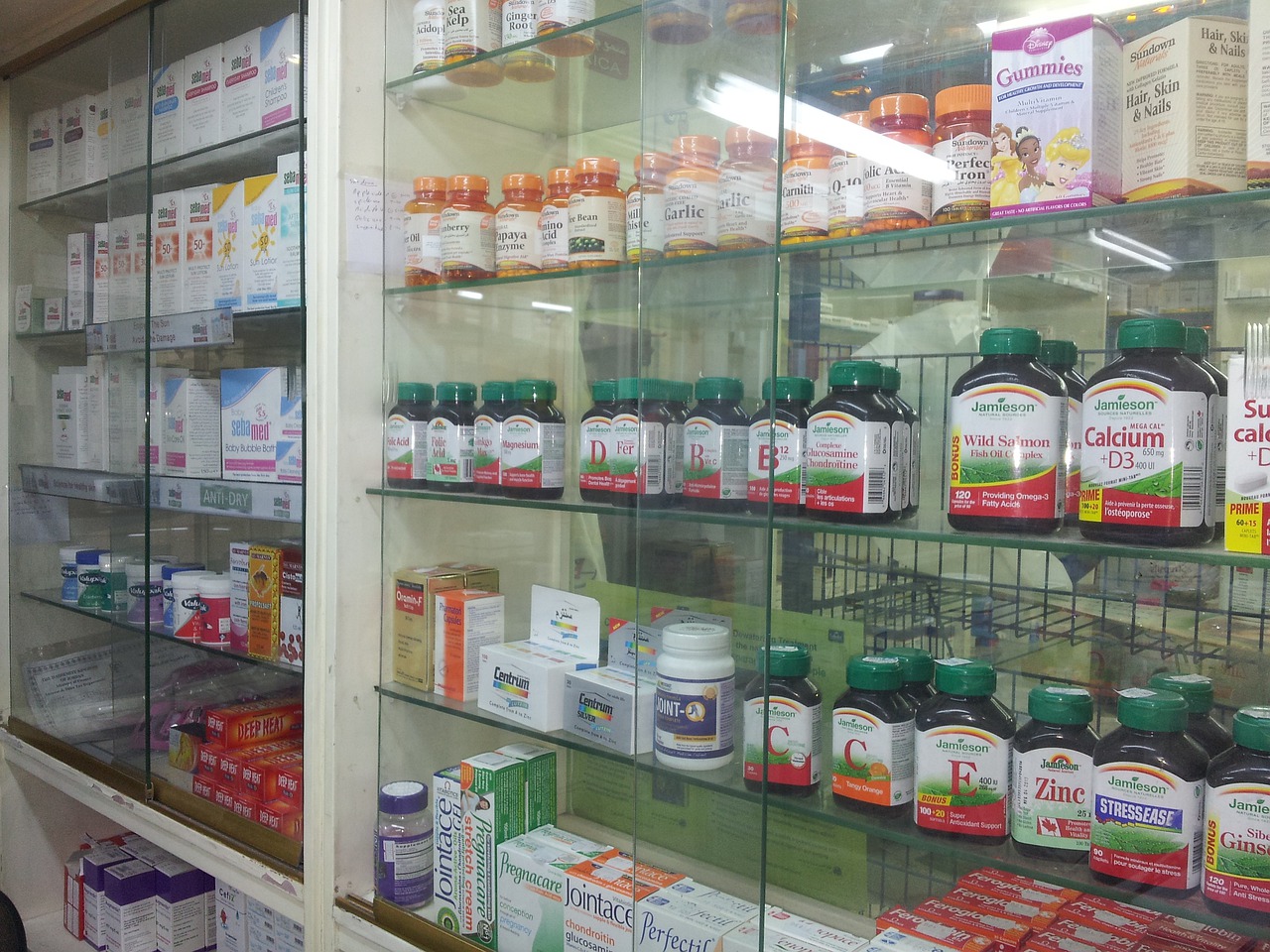 Consultorios de farmacias no resuelven o ponen en peligro la salud: López-Gatell