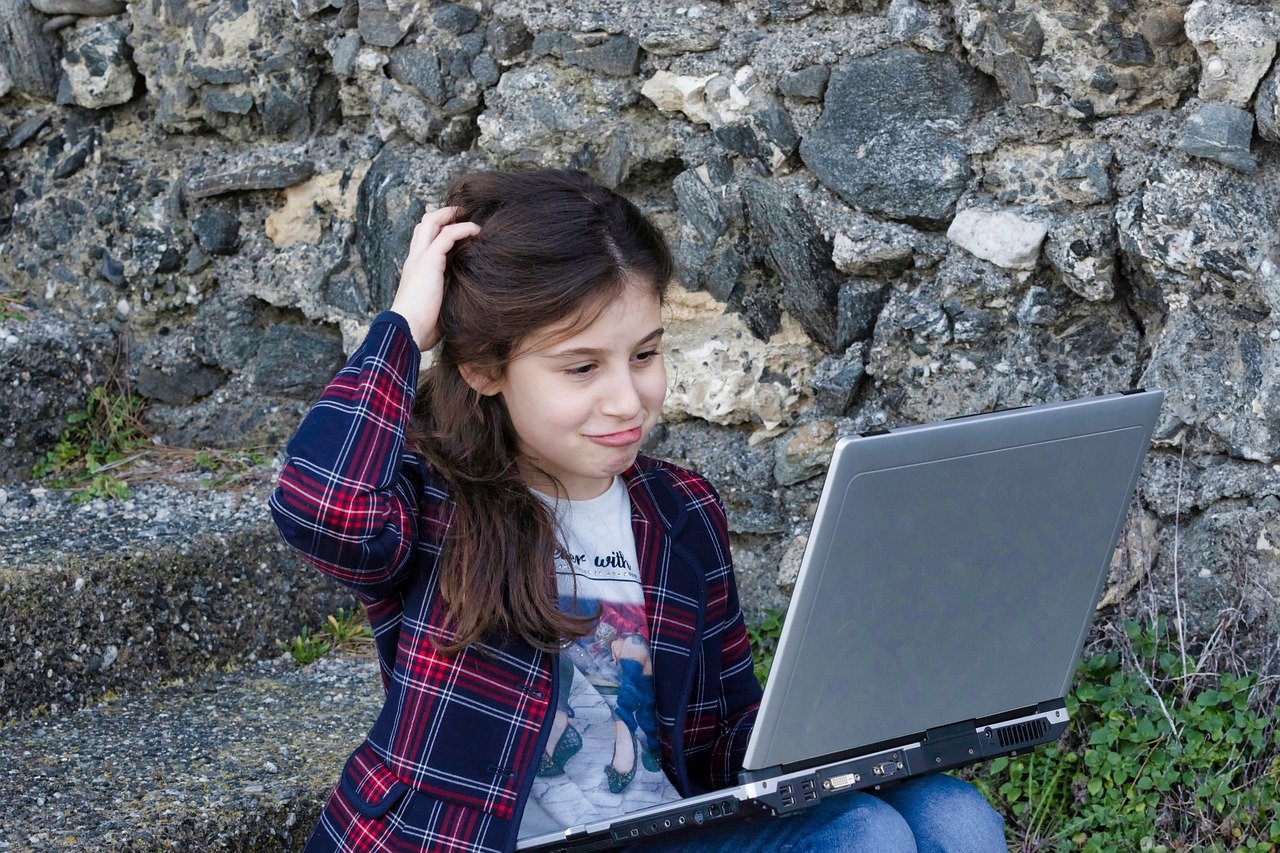 OMS: ¿Cómo mantener a salvo a los niños cuando navegan en internet?