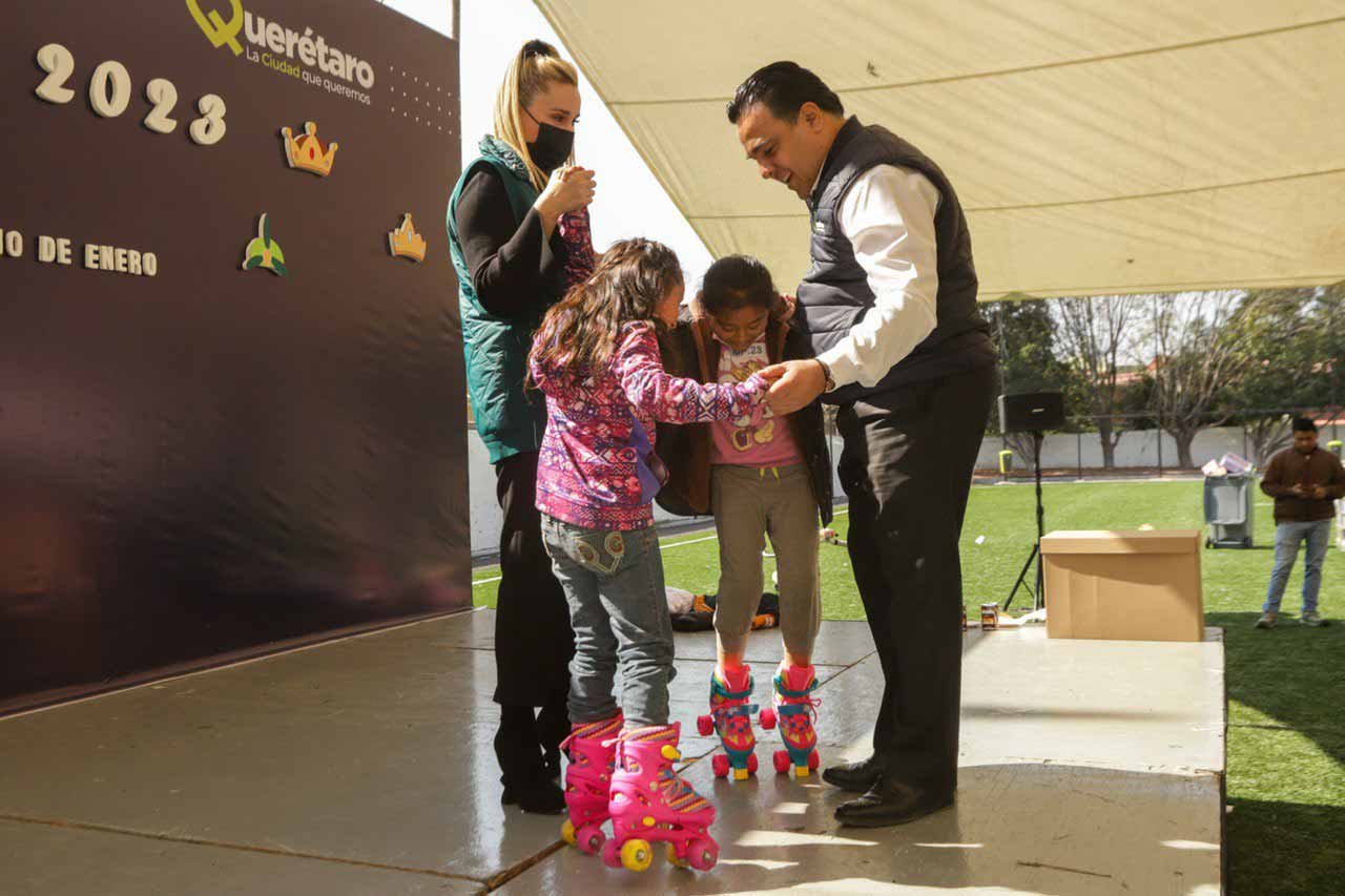 Luis Nava y Arahí Domínguez llevan a los Reyes Magos con niñas y niños de los Centros de Día del DIF Municipal
