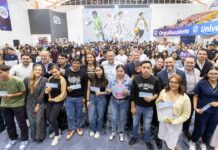 Gobernador entrega becas a jóvenes universitarios en Querétaro
Gobernador entrega becas a jóvenes universitarios en Querétaro