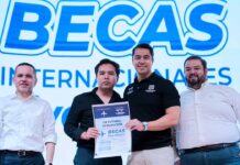 Felifer Macías entrega 162 becas internacionales a jóvenes queretanos embajadores
Felifer Macías entrega 162 becas internacionales a jóvenes queretanos embajadores