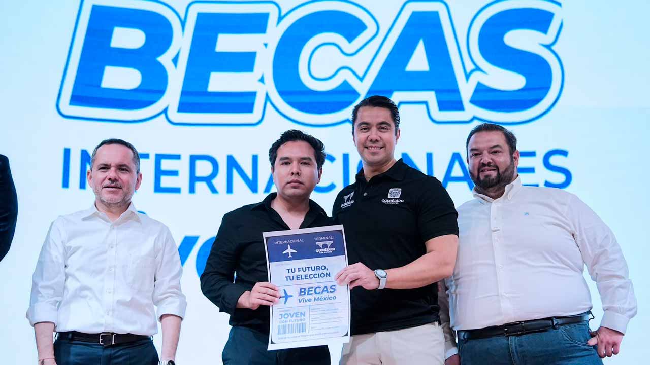 Felifer Macías entrega 162 becas internacionales a jóvenes queretanos embajadores