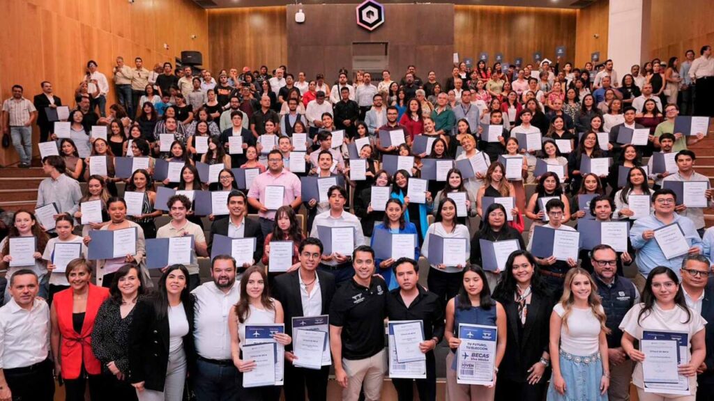 Felifer Macías entrega 162 becas internacionales a jóvenes queretanos embajadores