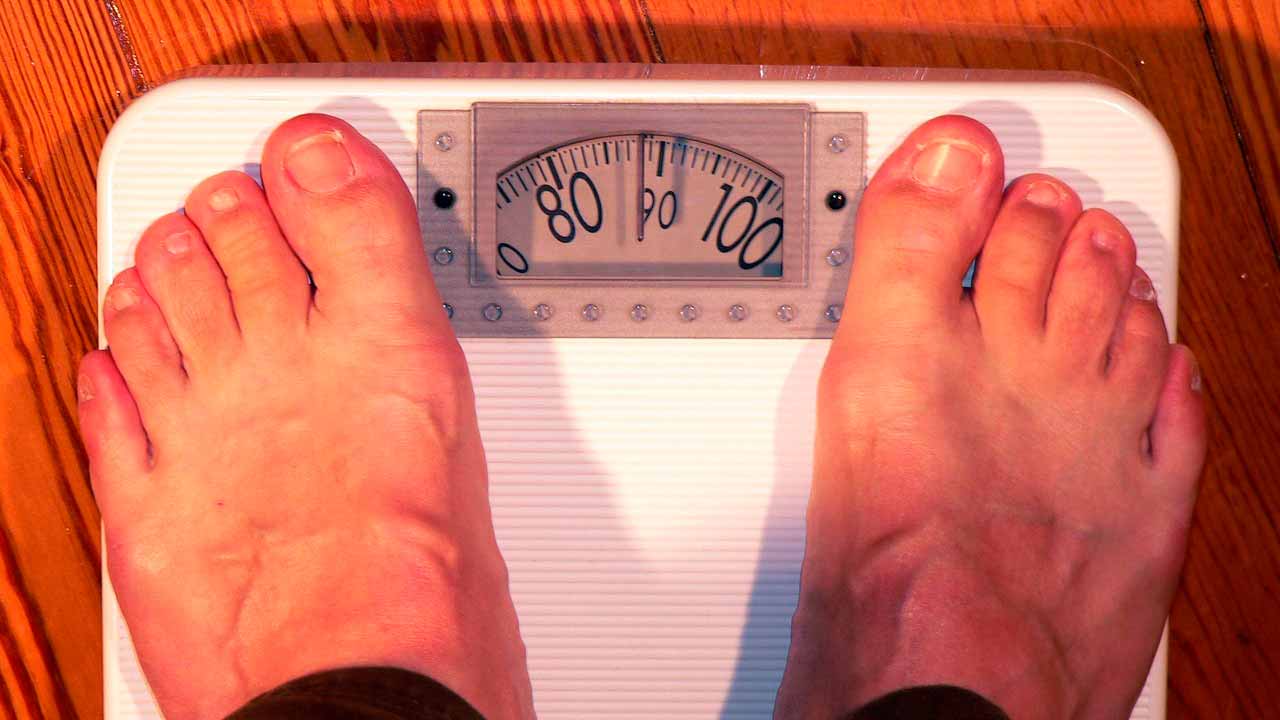 Informe clínico advierte: 6 de cada 10 personas aumentan hasta 3 kilos en vacaciones