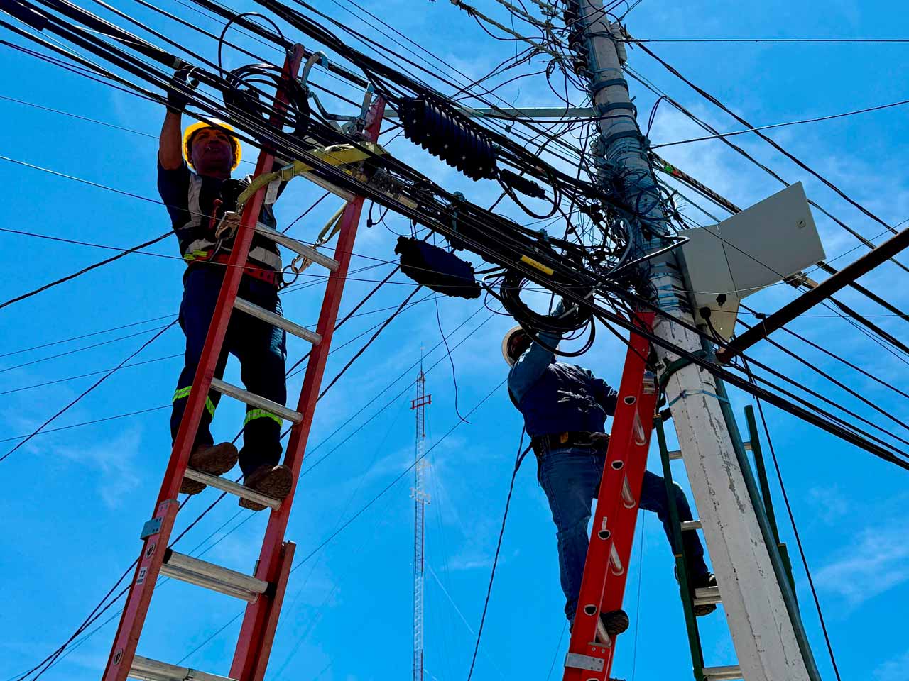 Avanza retiro de cableado en desuso en municipio de Querétaro