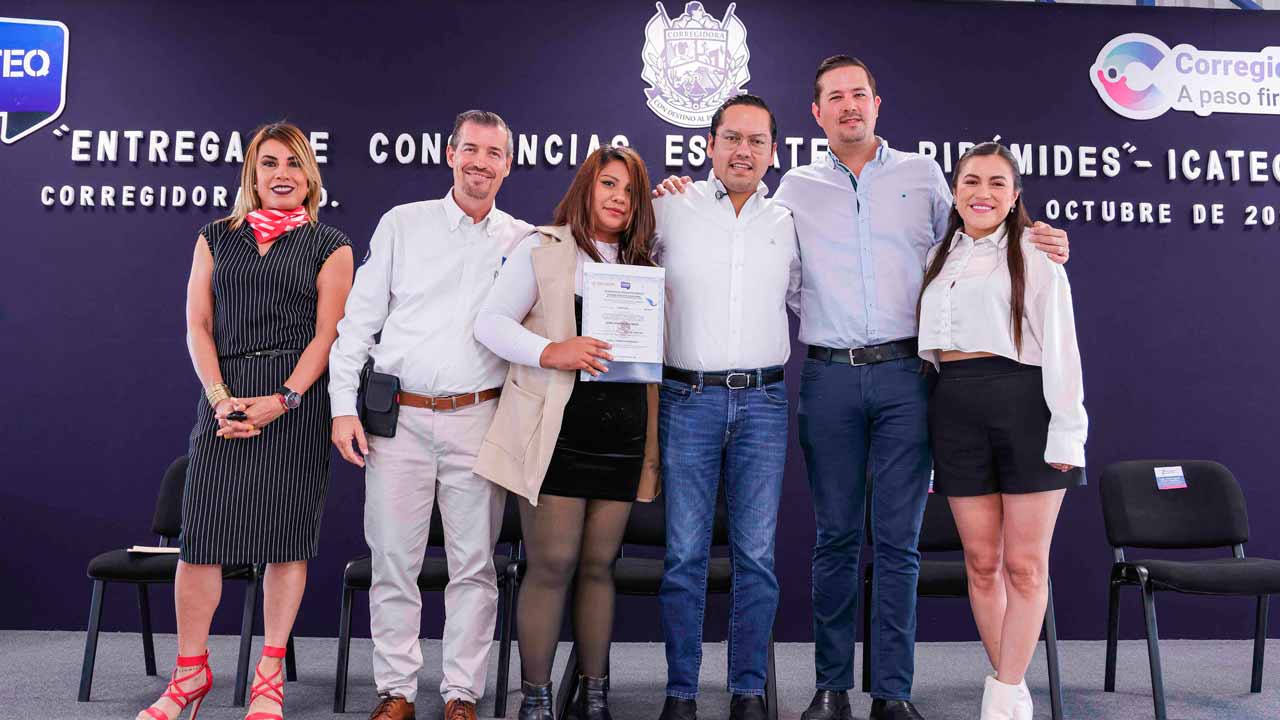 Chepe Guerrero entrega constancias del ICATEQ a egresados de talleres
