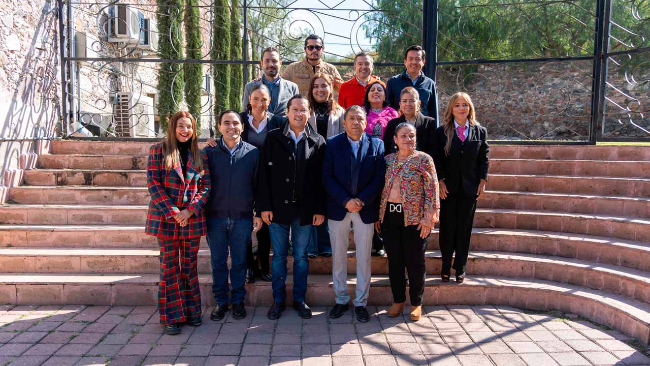 El alcalde de Corregidora, Chepe Guerrero, junto con las y los regidores del Ayuntamiento, aprobó la institucionalización del programa “Pirámides”, una estrategia social integral orientada a fortalecer la vida comunitaria, el sano esparcimiento y el desarrollo de habilidades para personas de todas las edades en el municipio. Durante la Sesión Ordinaria de Cabildo, las y los integrantes del Ayuntamiento avalaron por unanimidad elevar “Pirámides” a la categoría de programa social, lo que garantiza su continuidad, fortalecimiento y ampliación de metas. Anteriormente, la iniciativa operaba como una estrategia enfocada en la creación de comunidad a través de diversos servicios y actividades. “Hoy se convierte en un programa, se institucionaliza y se consolida de manera mucho más firme para que alcance sus objetivos. Buscamos ampliar también sus metas”, señaló el alcalde Chepe Guerrero, al destacar que “Pirámides” ofrece talleres, clases, clínicas deportivas y actividades gratuitas o de muy bajo costo en espacios públicos como unidades deportivas, Centros de Desarrollo Humano y Polos de Desarrollo del municipio. El programa mantiene como eje central la construcción de comunidad mediante la integración de acciones sociales y de servicios, entre las que se incluyen talleres formativos, actividades recreativas y culturales, lavanderías públicas, bibliotecas, Casas de Salud, Unidades Deportivas y la operación de la Cocina Móvil, que brinda apoyo alimentario a la población. “Pirámides” se compone de dos subprogramas principales: Lavanderías Cerca de Ti, que permite a cada usuario realizar hasta tres cargas de lavado por semana a un costo preferencial de 10 pesos, como un apoyo directo a la economía familiar. Talleres Cerca de Ti, que ofrece cursos, talleres y activaciones deportivas, culturales y recreativas, gratuitas o de bajo costo, abiertas al público y enfocadas en el sano esparcimiento y la cohesión social. Durante 2025, el programa reportó resultados relevantes, como la habilitación de tres lavanderías públicas que beneficiaron a más de 4 mil 300 usuarios, con más de 20 mil cargas de lavado realizadas. En materia de formación, se impartieron más de 3 mil horas de talleres y cursos, con 65 opciones distintas y presencia en 14 localidades de Corregidora.