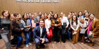 Acude Felifer a ponencia y presentación del libro “Soy Cambio, Soy Yo”, de Andrea Domínguez Acude Felifer a ponencia y presentación del libro “Soy Cambio, Soy Yo”, de Andrea Domínguez