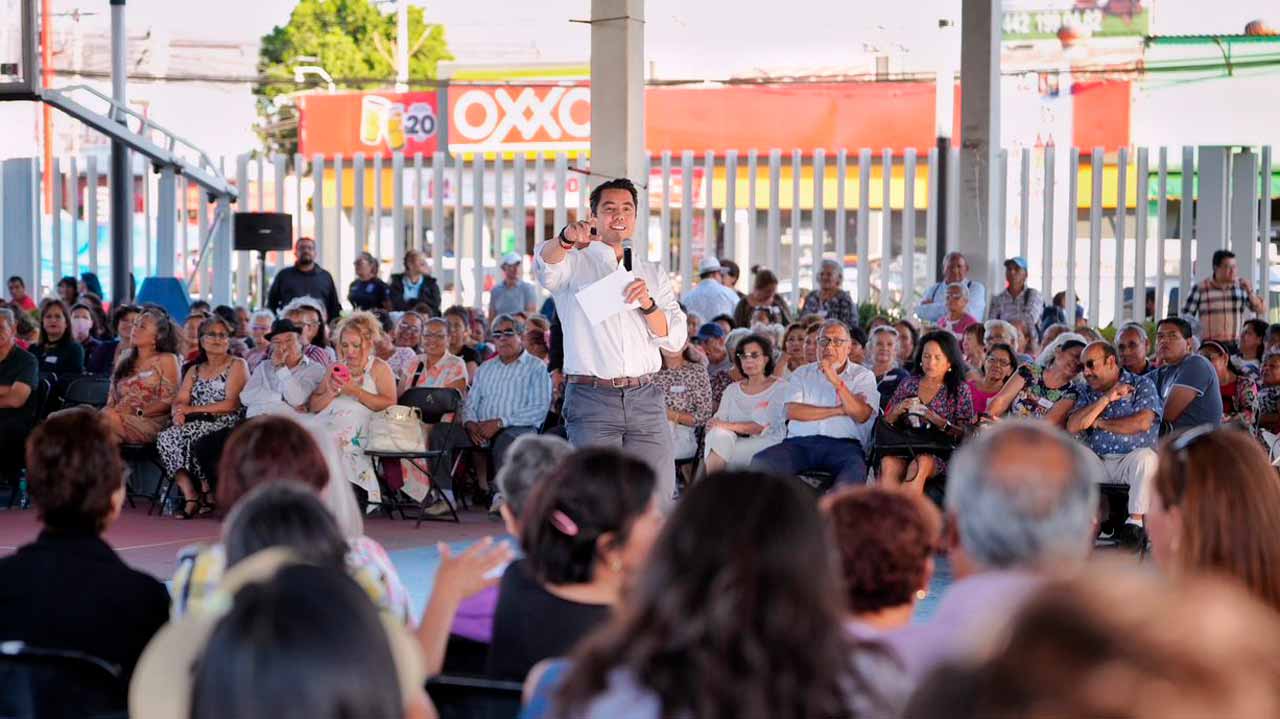 Autoridades destacan la aportación de adultos mayores en la formación de valores y desarrollo social del municipio.