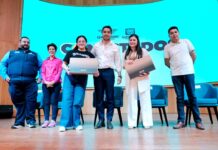 Felifer Macías entrega laptops del programa Conectados en Querétaro
Felifer Macías entrega laptops del programa Conectados en Querétaro