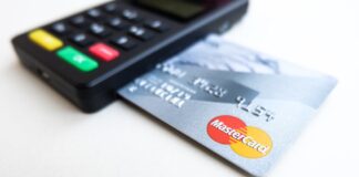 ¿Cómo pagan la tarjeta de crédito hombres y mujeres? ¿Cómo pagan la tarjeta de crédito hombres y mujeres?