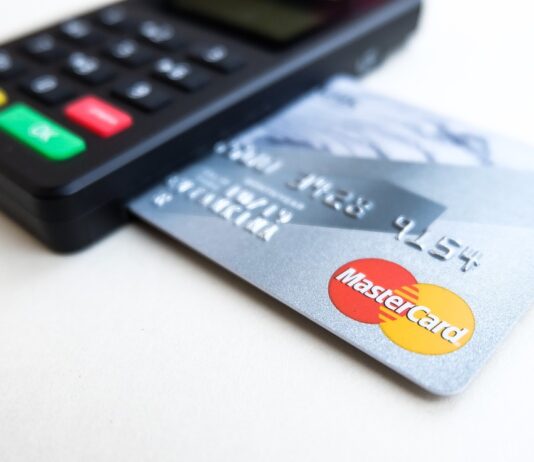 ¿Cómo pagan la tarjeta de crédito hombres y mujeres? ¿Cómo pagan la tarjeta de crédito hombres y mujeres?