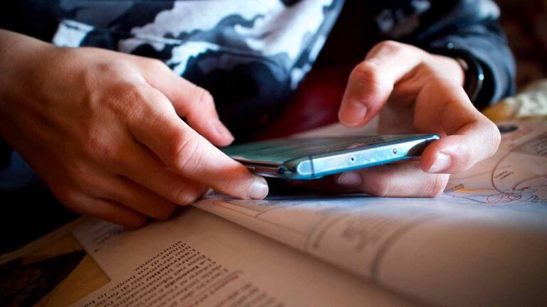 ¿Deben prohibirse los celulares en las escuelas de México?