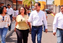 Chepe Guerrero atiende peticiones vecinales en Villas de Camino Real
Chepe Guerrero atiende peticiones vecinales en Villas de Camino Real