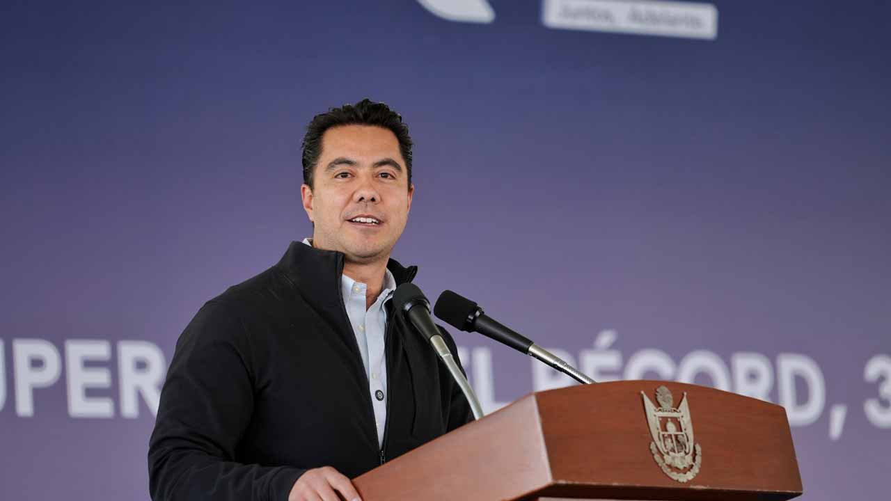 Participa Felifer Macías en el abanderamiento de la selección estatal de Querétaro