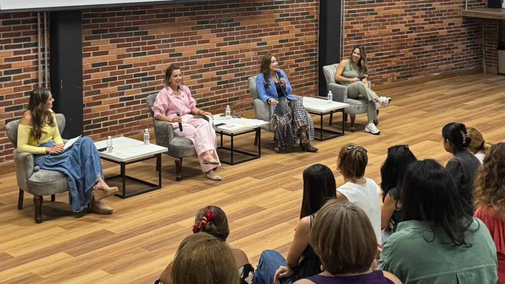 Más de 200 mujeres participan en conversatorio sobre maternidad, salud y liderazgo femenino