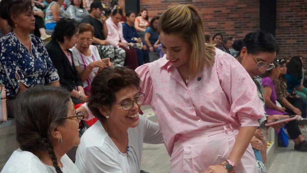 Más de 200 mujeres participan en conversatorio sobre maternidad, salud y liderazgo femenino