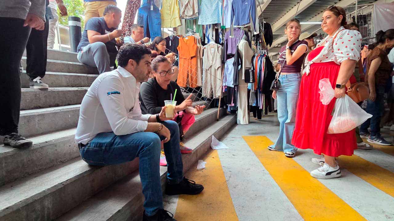 Agustín Dorantes recorre el Tianguis de La Cruz y escucha a comerciantes