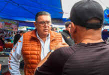 Armando Rivera lleva agenda ciudadana al tianguis de Pirineos; comerciantes piden baños dignos
Armando Rivera lleva agenda ciudadana al tianguis de Pirineos; comerciantes piden baños dignos