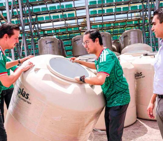 Chepe Guerrero entrega 690 tinacos a familias de Corregidora El programa “Por tu Vivienda a Paso Firme” busca mejorar el almacenamiento de agua potable en hogares del municipio.