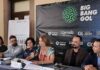Big Bang Gol llega a Querétaro Big Bang Gol llega a Querétaro Fútbol, ciencia y tecnología en una experiencia única Querétaro será sede de Big Bang Gol, una experiencia inmersiva que combina fútbol, ciencia, tecnología y cultura en un recorrido interactivo diseñado para todas las edades. A partir del 7 de agosto, el Centro Educativo y Cultural Gómez Morin abrirá sus puertas a este proyecto internacional que busca acercar el conocimiento y el deporte de una forma innovadora, con la expectativa de recibir a 25 mil visitantes durante cuatro meses. Así será la experiencia de Big Bang Gol La secretaria de Cultura del estado, Ana Paola López Birlain, destacó que esta iniciativa demuestra cómo el deporte puede convertirse en un espacio para el aprendizaje, la creatividad y la convivencia familiar. Los asistentes crearán un avatar digital que los acompañará durante un recorrido por distintas estaciones interactivas, donde pondrán a prueba sus habilidades físicas mediante actividades inspiradas en el fútbol. Entre los retos podrán: Medir la fuerza y velocidad de sus disparos. Comparar su desempeño con jugadores profesionales de Gallos Blancos. Evaluar la potencia de sus remates de cabeza. Conocer la altura de sus saltos. Recibir recomendaciones relacionadas con hábitos saludables y alimentación. Cada prueba otorgará puntos que se acumularán en un ranking personal, el cual podrá mejorar con visitas posteriores. Al concluir la temporada, se reconocerá a los participantes queretanos con las mejores puntuaciones. Un proyecto que une cultura, innovación y deporte La titular de la Secretaría de Cultura señaló que Big Bang Gol es resultado del trabajo conjunto entre Colektor, Siete Media, Gallos Blancos, el Clúster de Industrias Creativas de Querétaro, el Centro Educativo y Cultural Gómez Morin, la Fundación Ciudad Maderas y artistas del Centro de Arte Emergente. Destacó que este tipo de proyectos fortalecen la convivencia social y promueven una cultura de paz mediante espacios donde la innovación y la creatividad permiten nuevas formas de interacción entre la ciudadanía. Por su parte, representantes de Colektor explicaron que el objetivo es acercar la ciencia y el deporte a las familias mediante experiencias participativas que despierten la curiosidad y el aprendizaje. Gallos Blancos convivirá con los asistentes El vicepresidente Comercial y de Marketing de Gallos Blancos, Jaime Caro del Castillo, informó que jugadores del equipo estarán presentes durante el desarrollo del evento para convivir con los aficionados, firmar autógrafos y tomarse fotografías con los visitantes. La experiencia Big Bang Gol comenzará el 7 de agosto en el Centro Educativo y Cultural Gómez Morin. Los boletos ya se encuentran disponibles con un costo de 155 pesos para adultos y 120 pesos para niñas y niños, en una propuesta que busca demostrar que el fútbol también puede ser una puerta de entrada al conocimiento, la tecnología y la cultura.