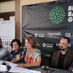 Big Bang Gol llega a Querétaro Big Bang Gol llega a Querétaro Fútbol, ciencia y tecnología en una experiencia única Querétaro será sede de Big Bang Gol, una experiencia inmersiva que combina fútbol, ciencia, tecnología y cultura en un recorrido interactivo diseñado para todas las edades. A partir del 7 de agosto, el Centro Educativo y Cultural Gómez Morin abrirá sus puertas a este proyecto internacional que busca acercar el conocimiento y el deporte de una forma innovadora, con la expectativa de recibir a 25 mil visitantes durante cuatro meses. Así será la experiencia de Big Bang Gol La secretaria de Cultura del estado, Ana Paola López Birlain, destacó que esta iniciativa demuestra cómo el deporte puede convertirse en un espacio para el aprendizaje, la creatividad y la convivencia familiar. Los asistentes crearán un avatar digital que los acompañará durante un recorrido por distintas estaciones interactivas, donde pondrán a prueba sus habilidades físicas mediante actividades inspiradas en el fútbol. Entre los retos podrán: Medir la fuerza y velocidad de sus disparos. Comparar su desempeño con jugadores profesionales de Gallos Blancos. Evaluar la potencia de sus remates de cabeza. Conocer la altura de sus saltos. Recibir recomendaciones relacionadas con hábitos saludables y alimentación. Cada prueba otorgará puntos que se acumularán en un ranking personal, el cual podrá mejorar con visitas posteriores. Al concluir la temporada, se reconocerá a los participantes queretanos con las mejores puntuaciones. Un proyecto que une cultura, innovación y deporte La titular de la Secretaría de Cultura señaló que Big Bang Gol es resultado del trabajo conjunto entre Colektor, Siete Media, Gallos Blancos, el Clúster de Industrias Creativas de Querétaro, el Centro Educativo y Cultural Gómez Morin, la Fundación Ciudad Maderas y artistas del Centro de Arte Emergente. Destacó que este tipo de proyectos fortalecen la convivencia social y promueven una cultura de paz mediante espacios donde la innovación y la creatividad permiten nuevas formas de interacción entre la ciudadanía. Por su parte, representantes de Colektor explicaron que el objetivo es acercar la ciencia y el deporte a las familias mediante experiencias participativas que despierten la curiosidad y el aprendizaje. Gallos Blancos convivirá con los asistentes El vicepresidente Comercial y de Marketing de Gallos Blancos, Jaime Caro del Castillo, informó que jugadores del equipo estarán presentes durante el desarrollo del evento para convivir con los aficionados, firmar autógrafos y tomarse fotografías con los visitantes. La experiencia Big Bang Gol comenzará el 7 de agosto en el Centro Educativo y Cultural Gómez Morin. Los boletos ya se encuentran disponibles con un costo de 155 pesos para adultos y 120 pesos para niñas y niños, en una propuesta que busca demostrar que el fútbol también puede ser una puerta de entrada al conocimiento, la tecnología y la cultura.