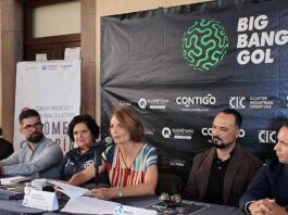 Big Bang Gol llega a Querétaro Big Bang Gol llega a Querétaro Fútbol, ciencia y tecnología en una experiencia única Querétaro será sede de Big Bang Gol, una experiencia inmersiva que combina fútbol, ciencia, tecnología y cultura en un recorrido interactivo diseñado para todas las edades. A partir del 7 de agosto, el Centro Educativo y Cultural Gómez Morin abrirá sus puertas a este proyecto internacional que busca acercar el conocimiento y el deporte de una forma innovadora, con la expectativa de recibir a 25 mil visitantes durante cuatro meses. Así será la experiencia de Big Bang Gol La secretaria de Cultura del estado, Ana Paola López Birlain, destacó que esta iniciativa demuestra cómo el deporte puede convertirse en un espacio para el aprendizaje, la creatividad y la convivencia familiar. Los asistentes crearán un avatar digital que los acompañará durante un recorrido por distintas estaciones interactivas, donde pondrán a prueba sus habilidades físicas mediante actividades inspiradas en el fútbol. Entre los retos podrán: Medir la fuerza y velocidad de sus disparos. Comparar su desempeño con jugadores profesionales de Gallos Blancos. Evaluar la potencia de sus remates de cabeza. Conocer la altura de sus saltos. Recibir recomendaciones relacionadas con hábitos saludables y alimentación. Cada prueba otorgará puntos que se acumularán en un ranking personal, el cual podrá mejorar con visitas posteriores. Al concluir la temporada, se reconocerá a los participantes queretanos con las mejores puntuaciones. Un proyecto que une cultura, innovación y deporte La titular de la Secretaría de Cultura señaló que Big Bang Gol es resultado del trabajo conjunto entre Colektor, Siete Media, Gallos Blancos, el Clúster de Industrias Creativas de Querétaro, el Centro Educativo y Cultural Gómez Morin, la Fundación Ciudad Maderas y artistas del Centro de Arte Emergente. Destacó que este tipo de proyectos fortalecen la convivencia social y promueven una cultura de paz mediante espacios donde la innovación y la creatividad permiten nuevas formas de interacción entre la ciudadanía. Por su parte, representantes de Colektor explicaron que el objetivo es acercar la ciencia y el deporte a las familias mediante experiencias participativas que despierten la curiosidad y el aprendizaje. Gallos Blancos convivirá con los asistentes El vicepresidente Comercial y de Marketing de Gallos Blancos, Jaime Caro del Castillo, informó que jugadores del equipo estarán presentes durante el desarrollo del evento para convivir con los aficionados, firmar autógrafos y tomarse fotografías con los visitantes. La experiencia Big Bang Gol comenzará el 7 de agosto en el Centro Educativo y Cultural Gómez Morin. Los boletos ya se encuentran disponibles con un costo de 155 pesos para adultos y 120 pesos para niñas y niños, en una propuesta que busca demostrar que el fútbol también puede ser una puerta de entrada al conocimiento, la tecnología y la cultura.