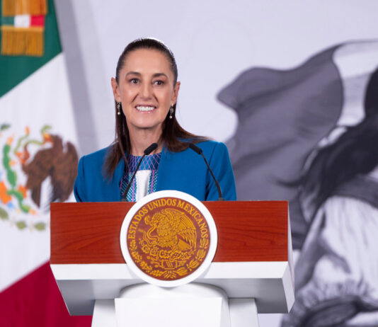 Sheinbaum exhibe a Cabeza de Vaca, reitera que enfrenta orden de captura vigente Sheinbaum exhibe a Cabeza de Vaca, reitera que enfrenta orden de captura vigente