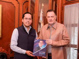 Chepe Guerrero entrega Segundo Informe a Mauricio Kuri Chepe Guerrero entrega su Segundo Informe de Resultados al Gobernador