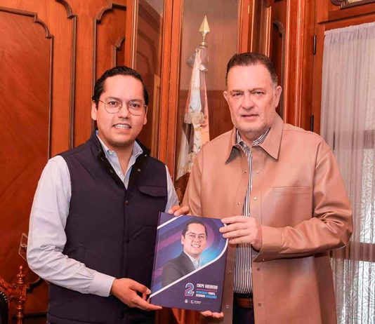 Chepe Guerrero entrega Segundo Informe a Mauricio Kuri Chepe Guerrero entrega su Segundo Informe de Resultados al Gobernador