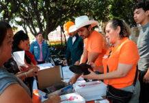 Eli Olvera y Jair Miguel inician entrega de zapatos escolares en Corregidora