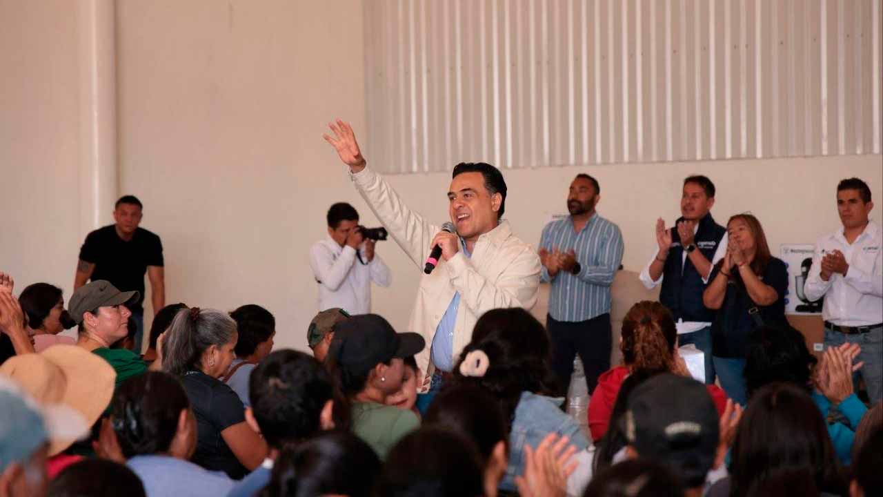 Luis Nava entrega apoyos sociales en Montenegro