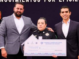 Corregidora entrega apoyos de vivienda a policías Corregidora entrega apoyos de vivienda a policías