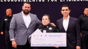 Corregidora entrega apoyos de vivienda a policías Corregidora entrega apoyos de vivienda a policías